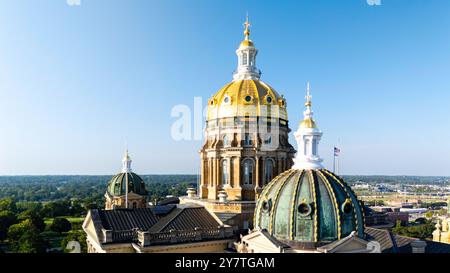 Luftaufnahme von Iowas schönem, mit Blattgold bedecktem State Capitol Building an einem wunderschönen Sommermorgen. Stockfoto