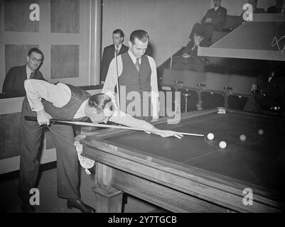 BROWN UND CHENIER TREFFEN SICH IM £1.500 SNOOKER-TURNIER Albert Brown aus Birmingham (Stricking) und George Chenier aus Kanada, als sie heute ihr dreitägiges Treffen im £1,500 und professionellen Snooker Handicap-Turnier in der Leicester Square Hall, London, begannen. Brown, bisher ungeschlagen in der Serie, hat bereits Siege gegen Joe Davies und Peter Mans, Südafrika, gewonnen und Chenier (Nordamerikaner-Champion) als Favorit verdrängt. 10. November 1949 Stockfoto