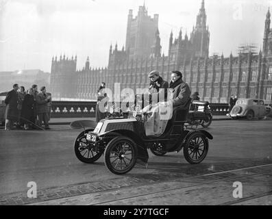 LIFE IN THE OLD GIRL, ABER Vintage Cars, die die Selbstgefälligkeit der beschaulichen späten viktorianischen Bevölkerung erschütterten, schüttelten ihr altes Fahrgestell mit gedrehten Fahrern an der Deichsel, die vom Magazin in Hyde Park, London, auf der Rennbahn der Royal Automobile Clubs nach Brighton gestartet wurde. Mehrere Modelle, die als die einzigen Vertreter ihrer Art galten, gehörten zu den ungewöhnlich großen Einstiegsmöglichkeiten von 130 Autos. Die Veteranen kamen zu einem frühen Start, aber die Organisatoren des Laufs - wahrscheinlich mit gebührendem Respekt vor dem Alter - warnten, dass von den Teilnehmern nicht erwartet werden könne, dass sie den Kontrollpunkt früher als geplant passieren würden. P Stockfoto