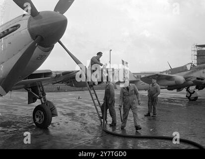 BRITISCHE KAMPFFLUGZEUGE LANDEN IN EIRE. MARINEKÄMPFER, DIE VON GALE AN LAND GETRIEBEN WURDEN. Zum ersten Mal in der Geschichte landeten britische Marineflugzeuge auf dem Flughafen Shannon, Eire, wo zwei Seefuries und drei Glühwürmchen des britischen Flugzeugträgers Vengeance wegen schlechtem Wetter nicht auf dem Flugdeck landen konnten und per Funk angewiesen wurden, nach Shannon zu fahren. Die Flugzeuge, die vor der Westküste Irlands flogen, konnten Shannon nur noch anschaffen, obwohl sie nicht über die entsprechenden Karten verfügten, bevor ihr Treibstoff ausging. Nach dem Betanken starteten sie zu einem kornischen Flugplatz, obwohl sie auf dem Heimweg das Flugzeug von abholten Stockfoto