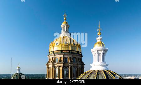 Luftaufnahme von Iowas schönem, mit Blattgold bedecktem State Capitol Building an einem wunderschönen Sommermorgen. Stockfoto