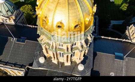 Luftaufnahme von Iowas schönem, mit Blattgold bedecktem State Capitol Building an einem wunderschönen Sommermorgen. Stockfoto