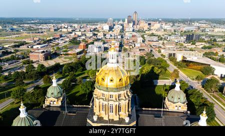 Luftaufnahme von Iowas schönem, mit Blattgold bedecktem State Capitol Building an einem wunderschönen Sommermorgen. Stockfoto