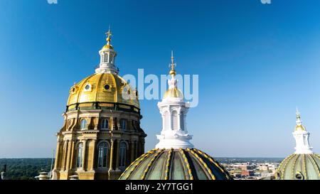 Luftaufnahme von Iowas schönem, mit Blattgold bedecktem State Capitol Building an einem wunderschönen Sommermorgen. Stockfoto