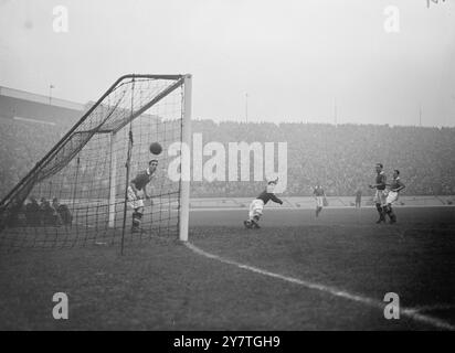 HARRIS ERZIELT PORTSMOUTHS ZWEITER BILLY HUGHES, Chelsea linker Rücken (hinter dem Netz) und HARRY MEDHURST, der Chelsea Torwart (blickt um), beobachten den Ball unter dem Netz, als Portsmouth sein zweites Tor von PETER HARRIS (Hintergrund) rechts außen im Spiel der 1. Division in Stamford Bridge, London, erzielte. Ganz rechts ist IKE CLARKE Portsmouth Mitte vorne und der zweite von rechts ist SID BATHGATE, Chelsea rechts hinten. Stockfoto