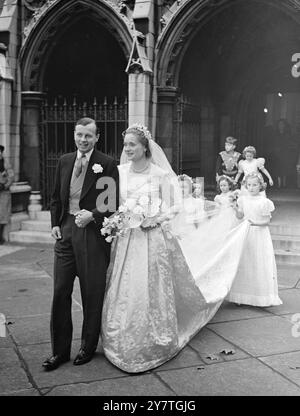 GENERALS TOCHTER VERMÄHLT IN ST. MARGARETS Miss Sarah Beckwith-Smith, 24-jährige Tochter des verstorbenen Generalmajor M.B.Beckwith-Smith, und Mrs. Beckwith-Smith, war mit Mr John R. Henderson, 29, aus Newbury, heute in St. Margaret's Westminster. Der Vater der Braut befehligte die 18. Division und starb als Kriegsgefangener in Formosa. Der Bräutigam ist an der Börse. DAS BILD ZEIGT: Die Braut und der Bräutigam gehen nach der Hochzeit. 8. November 1949 Stockfoto