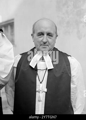 NEUE BISCHÖFE der Erzbischof von Canterbury, Dr. Geoffrey Fisher weihte heute drei neue Bischöfe in der Westminster Abbey. Sie waren der Pfarrer Spencer Gwatkin Leeson, Kanon der Cathedral Church of the Holy and Undiviity, Chichester, Rektor von St Mary, Southampton, als Bischof von Peterborough, der Pfarrer Nigel Cornwall, Direktor des St Joseph's College, Chidya Masasj, als Bischof von Borneo und der Pfarrer Cyril Eastaugh, Kennington, als Bischof Suffragan von Kensington. DAS BILD ZEIGT: Der Bischof von Peterborough, 1. November 1949 Stockfoto