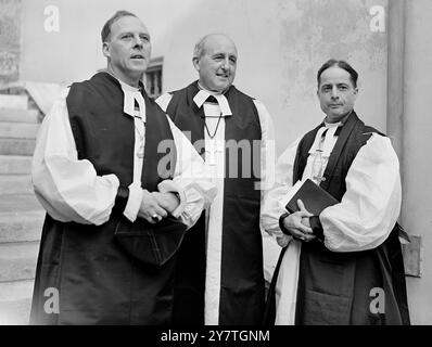 NEUE BISCHÖFE der Erzbischof von Canterbury, Dr. Geoffrey Fisher weihte heute drei neue Bischöfe in der Westminster Abbey. Sie waren – Reverend Spencer Gwatkin Leeson, Kanon der Cathedral Church of the Holy and Undiviity, Chichester, Rektor von St Mary, Southampton, als Bischof von Peterborough: Der Reverend Nigel Cornwall, Direktor des St Joseph's College, Chidya Masasj, als Bischof von Borneo und der Reverend Cyril Eastaugh, Kennington, als Bischof Suffragan von Kensington. DAS BILD ZEIGT: Die drei neu geweihten Bischöfe, von links nach rechts, der Bischof von Kensington, der Bischof von Peterb Stockfoto