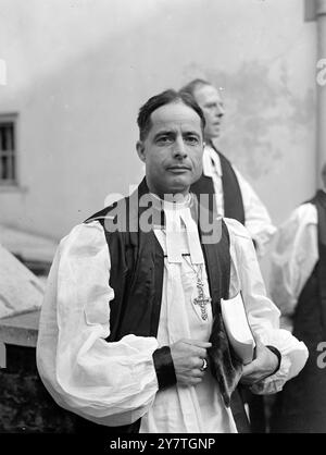 NEUE BISCHÖFE der Erzbischof von Canterbury, Dr. Geoffrey Fisher weihte heute drei neue Bischöfe in der Westminster Abbey. Sie waren der Pfarrer Spencer Gwatkin Leeson, Kanon der Kathedrale Kirche der Heiligen und ungeteilten Dreifaltigkeit, Chichester, Rektor von St. Mary, Southampton, als Bischof von Peterborough: Der Pfarrer Nigel Cornwall, Direktor des St Joseph's College, Chidya Masasj, als Bischof von Borneo und der Pfarrer Cyril Eastaugh, Kennington, als Bischof Suffragan von Kensington. DAS BILD ZEIGT: Der Bischof von Borneo. 1. November 1949 Stockfoto