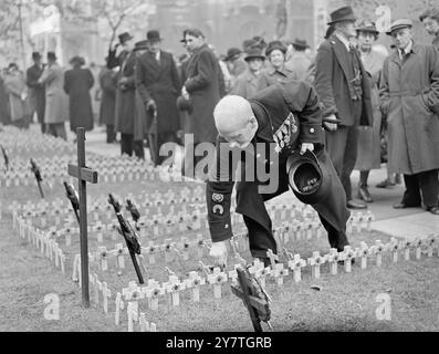 Das Feld der Erinnerung -- im Schatten der Westminster Abbey, London -- wurde heute vom Rektor der St. Margaret's Westminster, Canon C Smythe, in Anwesenheit von Mitgliedern der British Legion und Dienstvertretern neu geweiht (wie es seit 1920 jährlich war). Der Gedenktag findet in diesem Jahr am Sonntag, dem 6. November, statt. Ein 73-jähriger Rentner aus Chelsea, Mr. H.Brown, früher W/O der 21st Lancers, platziert sein Kreuz bei der jährlichen Wiedereinweihung im Empire Field of Remember in Westminster, London. 3. November 1949 Stockfoto