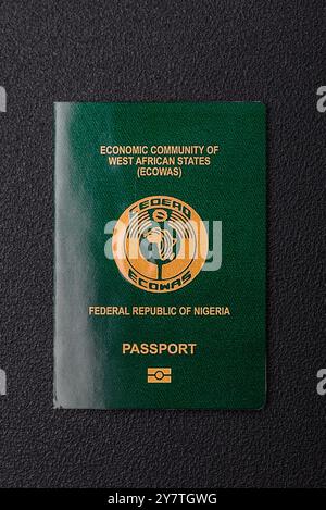 Internationaler Pass eines Staatsbürgers Nigeria auf dunklem konkretem Hintergrund, internationale Reise Stockfoto