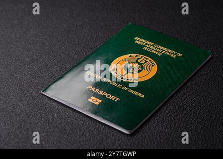 Internationaler Pass eines Staatsbürgers Nigeria auf dunklem konkretem Hintergrund, internationale Reise Stockfoto