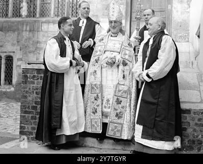 HOHE KIRCHENBEAMTE, der Erzbischof von Canterbury, Dr. Geoffrey Fisher weihte heute drei neue Bischöfe in der Westminster Abbey. Sie waren – Reverend Spencer Gwatkin Leeson, Kanon der Kathedrale Kirche der Heiligen und ungeteilten Dreifaltigkeit, Chichester, Rektor von St. Mary, Southampton, als Bischof von Peterborough: Der Reverend Nigel Cornwall, Direktor des St Joseph's College, Chidya Masasj, als Bischof von Borneo, und der Reverend Cyril Eastaugh, Kennington, als Bischof Suffragan von Kensington. DAS BILD ZEIGT: Der Erzbischof von Canterbury, Dr. Geoffrey Fisher, umgeben von den drei frisch geweihten Stockfoto