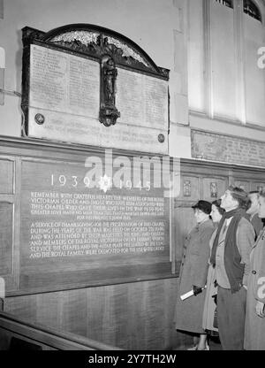 SAVOY CHAPEL MEMORIAL GEWEIHT - KÖNIG UND KÖNIGIN IM DIENST Mitglieder der Öffentlichkeit während des Krieges Memorial heute in der King's Chapel of the Savoy London geweiht, während des Thanksgiving-Gottesdienstes für den königlich-viktorianischen Orden. Der König, ein Souverän, und die Königin, als Großmeister, nahmen zusammen mit anderen Mitgliedern der königlichen Familie an einem Gottesdienst Teil. Oktober 1949 Stockfoto