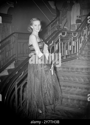 NEUER STAR MIT ' NEW ' NAME - BEI DER LONDONER PREMIERE trägt die britische Filmschauspielerin Patricia Wayne, geborene Patricia Cutts, ein trägerloses graues Netzkleid für die Premiere des Films ' Give US This Day ' im Odeon Theatre, Leicester Square, London. Patricia, die zweiundzwanzigjährige Tochter von Graham Cutts, dem britischen Filmpionier, ist Großbritanniens neueste Filmsensation, sie änderte ihren Filmnamen in Wayne. Und sie wird in " The Witness " zu sehen sein, dem Bild, das Hollywood-reicher Robert Montgomery in England als Erfinder der neuen Firma gemacht hat, die von David Rose gegründet wurde. Oktober 1949 Stockfoto