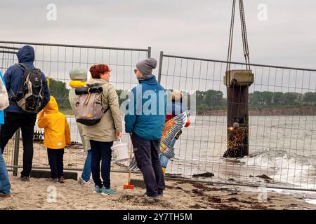 30.09.2024 Vorstellungsbeginn an der Seebrücke im Ostseebad Rerik im Landkreis Rostock in Mecklenburg-Vorpommern, die zurzeit abgebaut wird. Ein Kran hatte heute diesen ersten Pfeiler aus dem Wasser ans Land gebracht. Zahlreiche Schaulustige verfolgten das Spektakel, als ein Schweißer die Metallkonstruktion eines Peeilers durchtrennte. Die Brücke war seit vier Jahren wegen massiver Schäden gesperrt. Die Sanierung ließ sich auf sich warten. 2025 soll sterben 170 Meter lange Brücke wieder für die Öffentlichkeit freigegeben werden. Rerik haffanleger Mecklenburg-Vorpommern Deutschland *** 30 09 2024 Start Stockfoto