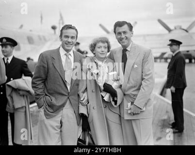 DAS FILMTRIO FLY TO NAIROBI Deborah Kerr und Stewart Granger, die britischen Filmstars, und der amerikanische Schauspieler Richard Carlson, verließen Southampton heute an Bord eines B.O.A.C. Flugbootes nach Nairobi, wo sie zwei Monate lang die Filme King Solomons Mines drehen werden. Anthony Bartley, der ehemalige Anführer der R.A.F.-Geschwader, Ehemann von Deborah Kerr, wird das Trio begleiten. Während seine Frau filmt, wird Mr. Bartley Hunt Big Game spielen. DAS BILD ZEIGT: Das Filmtrio, von links nach rechts, Richard Colson, Deborah Kerr und Stewart Granger, bevor Sie an Bord des B.O.A.C. Flugbootes gehen, das sie nach Afrika bringt. 16. Oktober 1949 Stockfoto