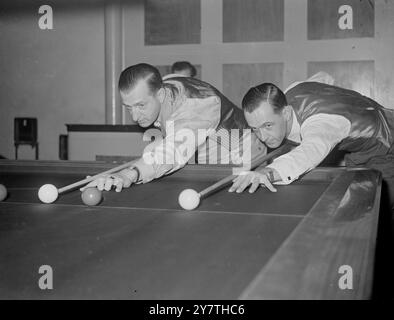 CHENIER UND MANS TREFFEN SICH IM £1.500-SNOOKER-TURNIER George Chenier (links), kanadischer Snooker-Champion und Peter Mans, südafrikanischer Titelverteidiger, die sich heute zu Beginn ihres Spiels im £1.500-Handicap-Snooker-Turnier in der Leicester Square Hall, London, für eine Pause einsetzten. Das Spiel gilt als eine interessante Vorschau auf die vieldiskutierte Snooker-Weltmeisterschaft zwischen den beiden Männern. 20. Oktober 1949 Stockfoto