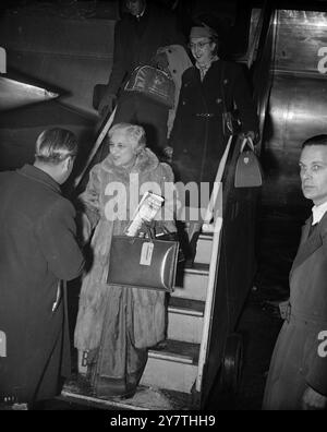 Nehrus diplomatische Schwester ist hier zum Reden Heavily Furred , Frau Vijaya Lakshmi Pandit , indische Botschafterin in den USA wird bei ihrer Ankunft am Flughafen London von Pan American Clipper aus New York begrüßt. Sie ist hier für Gespräche mit ihrem Bruder Pandit Jawaharlal Nehru , dem indischen Premierminister, der morgen zur Eröffnung der Commonwealth Confernce in London ist. 3. Januar 1951 Stockfoto