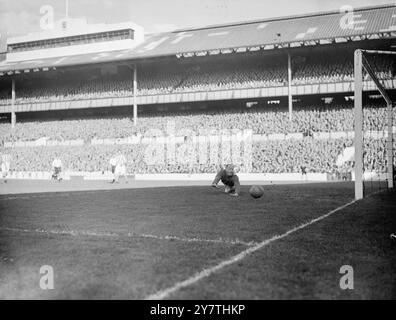 Alf Wood, Torhüter von Coventry City, überwindet den Boden, während er im zweiten Ligaspiel auf Tottenham's Grounds in der White Hart Lane, London, einen Schuss vor Tottenham Hotspur einspart. Spurs, der die zweite Liga hatte, besiegte Lowly Coventry mit drei Toren zu einem. 15. Oktober 1949 Stockfoto