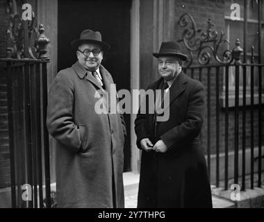 Auf Einladung des Premierministers forderten Mitglieder der Exekutive der National Union of Mineworkers in Downing Street 10 in London ein Treffen mit Herrn Attlee und anderen Ministern auf , um Möglichkeiten zur Linderung des Kohlemangels zu erörtern . Das Bild zeigt: Sir William Lawther , Präsident der NUM, mit Herrn George Hall (rechts) in der Downing Street für das Treffen. 3. Januar 1951 Stockfoto