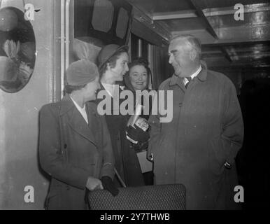 Der australische Premierminister, Herr R G Menzies, hat ein Lächeln, als er am Londoner Flughafen ankommt, um an der Commonwealth-Konferenz am .2. Januar 1951 in Downing Street 10 teilzunehmen Stockfoto