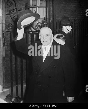 Kanadas Premierminister auf der Commonwealth-Konferenz die Commonweath-Premierminister eröffneten ihre zehntägige Konferenz über internationale Angelegenheiten unter dem Vorsitz von Herrn Clement Attlee in der Downing Street 10 . Alle Commonwealth-Länder waren vertreten. Der Koreakrieg und die Situation in Südostasien werden voraussichtlich in Betracht gezogen. Bilder: Louis St Laurent , Kanadas Premierminister winkt den Massen bei der Ankunft zur Commonwealth-Konferenz am 4. Januar 1951 Stockfoto