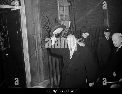 Kanadas Premierminister auf der Commonwealth-Konferenz die Commonweath-Premierminister eröffneten ihre zehntägige Konferenz über internationale Angelegenheiten unter dem Vorsitz von Herrn Clement Attlee in der Downing Street 10 . Alle Commonwealth-Länder waren vertreten. Der Koreakrieg und die allgemeine Situation in Südostasien werden voraussichtlich in Betracht gezogen werden Bildshows : Louis St Laurent , Kanadas Premierminister winkt seinen Hut vor den Massen bei der Ankunft zur Commonwealth-Konferenz am 4. Januar 1951 Stockfoto