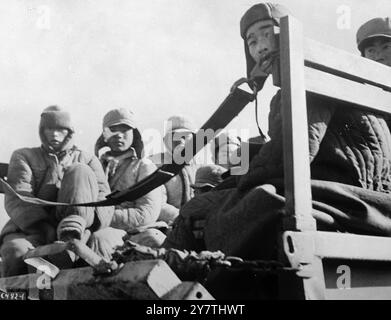 Das Gesicht der Feinwundeten Chinesen , Mitglieder einer Gruppe von etwa 200 kommunistischen Truppen , die vom Combat Cargo Command der US-Far East Air Force von einem koreanischen Flugplatz evakuiert wurden , als sie mit einem LKW zu wartenden Truppentransporten gebracht wurden . Viele litten an gefrorenen Füßen und Hamstern sowie an Kampfwunden. Evakuierungsteams der Luftwaffe leisteten medizinische Versorgung. 7. Januar 1951 Stockfoto