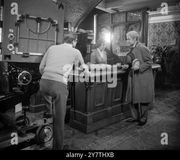 Schauspieler Robert Donat – hier als Kamerapionier William Friese-Greene in The Magic Box mit Gaststar Kay Walsh1. Januar 1951 Stockfoto