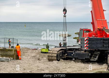 30.09.2024 die Seebrücke im Ostseebad Rerik im Landkreis Rostock in Mecklenburg-Vorpommern, wird zurzeit abgebaut. Ein Kran hatte heute diesen ersten Pfeiler aus dem Wasser ans Land gebracht. Zahlreiche Schaulustige verfolgten vorher das Spektakel, als ein Schweißer die Metallkonstruktion eines Peeilers durchtrennte. Die Brücke war seit vier Jahren wegen massiver Schäden gesperrt. Die Sanierung ließ sich auf sich warten. 2025 soll sterben 170 Meter lange Brücke wieder für die Öffentlichkeit freigegeben werden. Rerik haffanleger Mecklenburg-Vorpommern Deutschland *** 30 09 2024 der Pier in der Ostsee Stockfoto