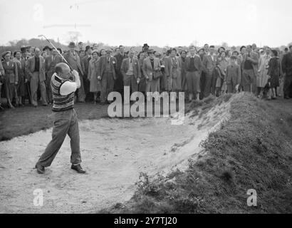 Hampton Hill , Middlesex : Jack Hodges, Partner von Sänger Donald Peers auf dem Golfplatz des Fulwell Golf Club während der vier-Ball-Viererspiele zwischen einem repräsentativen Damenteam und der Vaudeville Golf Society.23. April 1950 Stockfoto