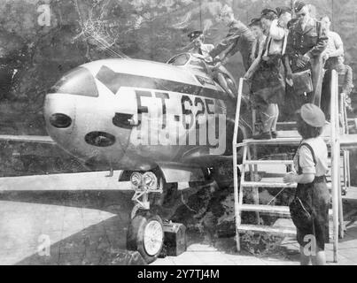 Royal Air Force " zeigen ihre Stärke " in DeutschlandGutersloh : Gäste , darunter Mitglieder der Royal Air Force der Frauen, untersuchen einen amerikanischen " Thunderbolt " während der Demonstration der Royal Air Force in Guterslow im britischen Sektor Deutschlands. Air Chief Marshal Sir James Robb , Oberbefehlshaber der Western Union Air Forces . Die Demonstration zeigte den britischen Truppen, wie die Royal Air Force sie in Kriegszeiten am 21. Juni 1950 aus der Luft unterstützen konnte Stockfoto