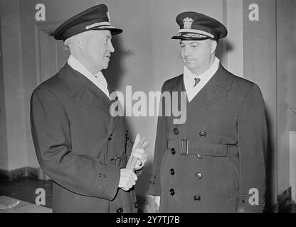 Marinechefs der Vereinigten Staaten treffen sich in LondonLondon: Admiral Forrest P Sherman , Chief of Operations der United States Navy , der sich auf einem dreitägigen Besuch in London befindet, um sich mit Admiral Richard L Conolly , Commander-on-Chief , United States Naval Forces Ostatlantik und Mittelmeer am Grosvenor Square zu unterhalten . Fotoshows: Admiral Forrest P Sherman im Gespräch mit Admiral Richard L Conolly (rechts), heute am 23. März 1950 Stockfoto