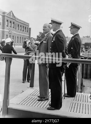 Clement Attlee besucht die Marine Clement Attlee und feiert den Gruß bei der marschvergangenheit der HMS Vernon, der Torpedo- und U-Boot-Einrichtung der Navy. Mit ihm sind Sir Algernon Willis, Oberbefehlshaber, Portsmouth und Vernons Captain W J Robertson (DSC) am 30. August 1949 Stockfoto