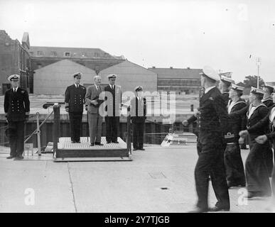 Clement Attlee besucht die Marine Clement Attlee und feiert den Gruß bei der marschvergangenheit der HMS Vernon, der Torpedo- und U-Boot-Einrichtung der Navy. Mit ihm sind Sir Algernon Willis, Oberbefehlshaber, Portsmouth und Vernons Captain W J Robertson (DSC) am 30. August 1949 Stockfoto