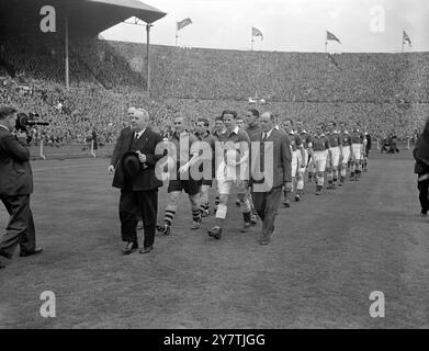 Die Teams aus LEICESTER CITY VS WÖLVES CUP FINALWolverhampton Wanderers und Leicester City treten vor dem Start des Cup Final auf das Spielfeld im Wembley Stadium. 30. April 1949 Stockfoto