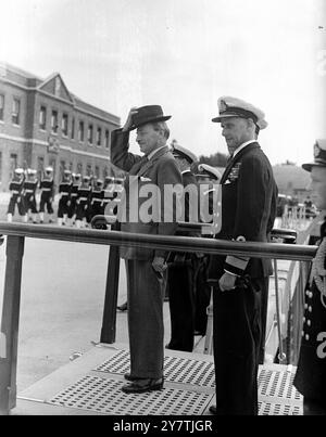 Clement Attlee besucht die Marine Clement Attlee und feiert den Gruß bei der marschvergangenheit der HMS Vernon, der Torpedo- und U-Boot-Einrichtung der Navy. Mit ihm sind Sir Algernon Willis, Oberbefehlshaber, Portsmouth und Vernons Captain W J Robertson (DSC) am 30. August 1949 Stockfoto