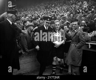 Nach dem Spiel zwischen LEICESTER CITY und Wolverhampton Wanderers für das FA Cup Finale nimmt der Kapitän der Wolves, Billy Wright, die Trophäe an. Wölfe gewannen das Spiel mit 3:1. - 30. April 1949 Stockfoto