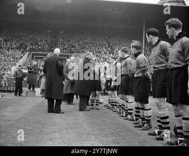 LEICESTER CITY VS WÖLVES CUP FINALBefore dem Spiel zwischen Leicester City und Wolverhampton Wanderers für das FA Cup Finale stellt der Kapitän des Wolves Teams, Billy Wright, seine Spieler vor. Wölfe gewannen das Spiel mit 3:1. 30. April 1949 Stockfoto