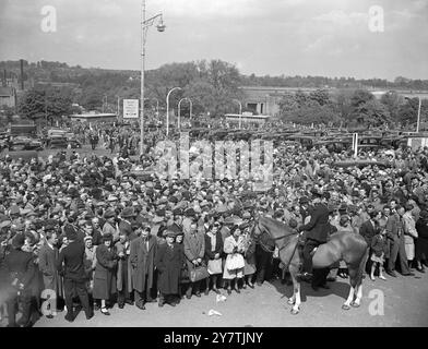 Prinzessin Elizabeth, der Duke of Gloucester und der Duke of Edinburgh waren beim heutigen FA Cup Finale zwischen Wolverhampton Wanderers und Leicester City in Wembley dabei. - Foto zeigt: Teil der riesigen Menge vor dem Wembley Stadium für das heutige Cup Finale. - 30. April 1949 Stockfoto