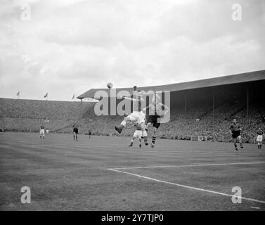 LEICESTER CITY VS WÖLVES CUP FINALAction während des Spiels zwischen Leicester City und Wolverhampton Wanderers für das FA Cup Finale. Wölfe gewannen das Spiel mit 3:1. 30. April 1949 Stockfoto