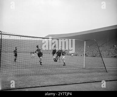 LEICESTER CITY VS WÖLVES CUP FINALAction während des Spiels zwischen Leicester City und Wolverhampton Wanderers für das FA Cup Finale. Wölfe gewannen das Spiel mit 3:1. 30. April 1949 Stockfoto