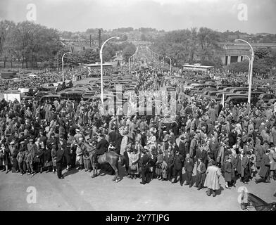 Prinzessin Elizabeth, der Duke of Gloucester und der Duke of Edinburgh waren beim heutigen FA Cup Finale zwischen Wolverhampton Wanderers und Leicester City in Wembley dabei. - Foto zeigt: Teil der riesigen Menge vor dem Wembley Stadium für das heutige Cup Finale. - 30. April 1949 Stockfoto