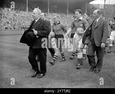 Die Teams aus LEICESTER CITY VS WÖLVES CUP FINALWolverhampton Wanderers und Leicester City treten vor dem Start des Cup Final auf das Spielfeld im Wembley Stadium. 30. April 1949 Stockfoto