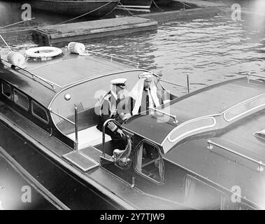 König Abdullah von Transjordan, der sich zu einem 17-tägigen Besuch in Großbritannien aufhält, um die Angelegenheiten des Nahen Ostens zu besprechen, nachdem er am 19. August 1949 mit dem Commander-in-Chief Portsmouth Command, Admiral der Flotte Sir Algernon Willis, an Bord gegessen hatte Stockfoto