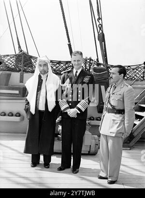 König Abdullah von Transjordan , der sich zu einem 17-tägigen Besuch in Großbritannien aufhält , mit seinem zweiten Sohn Prinz Emir Naif , fotografiert auf dem Vierteldeck der HMS Victory mit dem Oberbefehlshaber Portsmouth Command , Admiral der Flotte Sir Algernon Willis . Der König und sein Sohn aßen mit dem Oberbefehlshaber an Bord des historischen Schiffes. August 1949 Stockfoto