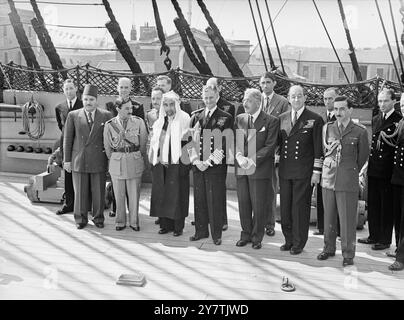 König Abdullah von Transjordan , der sich zu einem 17-tägigen Besuch in Großbritannien aufhält , mit seinem zweiten Sohn Prinz Emir Naif , fotografiert auf dem Vierteldeck der HMS Victory mit dem Oberbefehlshaber Portsmouth Command , Admiral der Flotte Sir Algernon Willis . Der König und sein Sohn aßen mit dem Oberbefehlshaber an Bord des historischen Schiffes. August 1949 Stockfoto