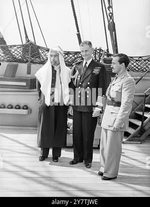 König Abdullah von Transjordan , der sich zu einem 17-tägigen Besuch in Großbritannien aufhält , mit seinem zweiten Sohn Prinz Emir Naif , fotografiert auf dem Vierteldeck der HMS Victory mit dem Oberbefehlshaber Portsmouth Command , Admiral der Flotte Sir Algernon Willis . Der König und sein Sohn aßen mit dem Oberbefehlshaber an Bord des historischen Schiffes. August 1949 Stockfoto