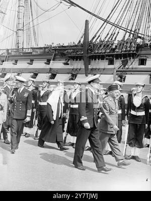 König Abdullah von Transjordan , der sich zu einem 17-tägigen Besuch in Großbritannien aufhält , mit seinem zweiten Sohn Prinz Emir Naif , fotografiert auf dem Vierteldeck der HMS Victory mit dem Oberbefehlshaber Portsmouth Command , Admiral der Flotte Sir Algernon Willis . Der König und sein Sohn aßen mit dem Oberbefehlshaber an Bord des historischen Schiffes. August 1949 Stockfoto